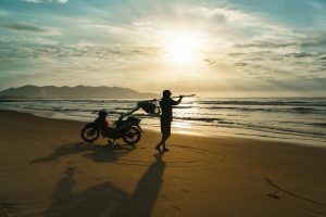 Người dùng thao tác đặt cược xổ số trên điện thoại với giao diện đơn giản