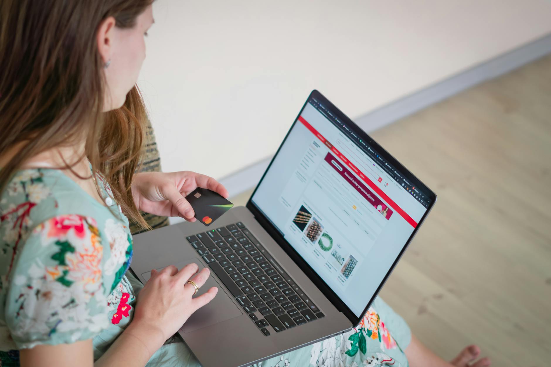 Người dùng kiểm tra thông tin thanh toán và bảo mật trên nền tảng game bài