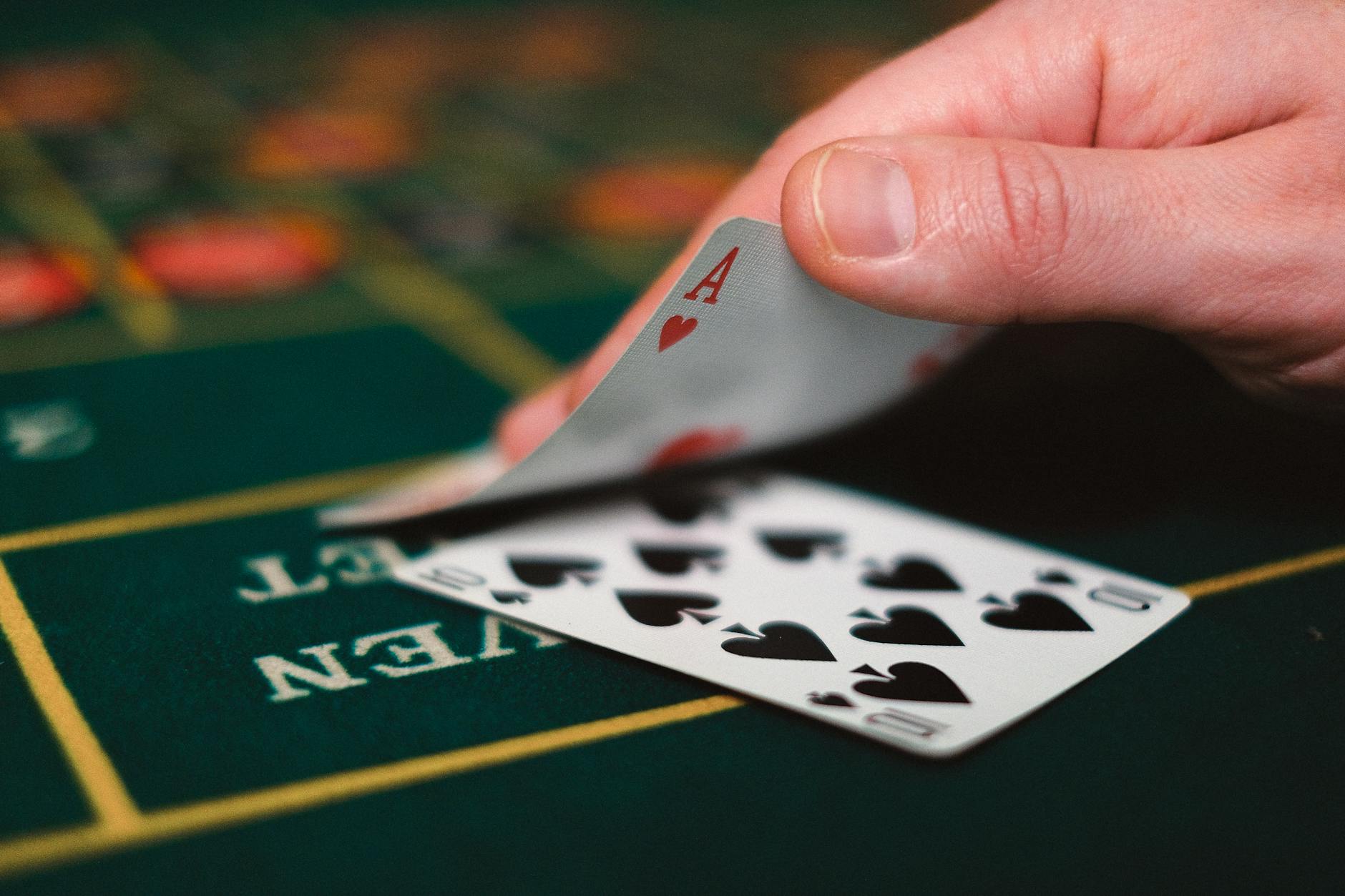 Hai lá bài đầu trong một ván xì dách online