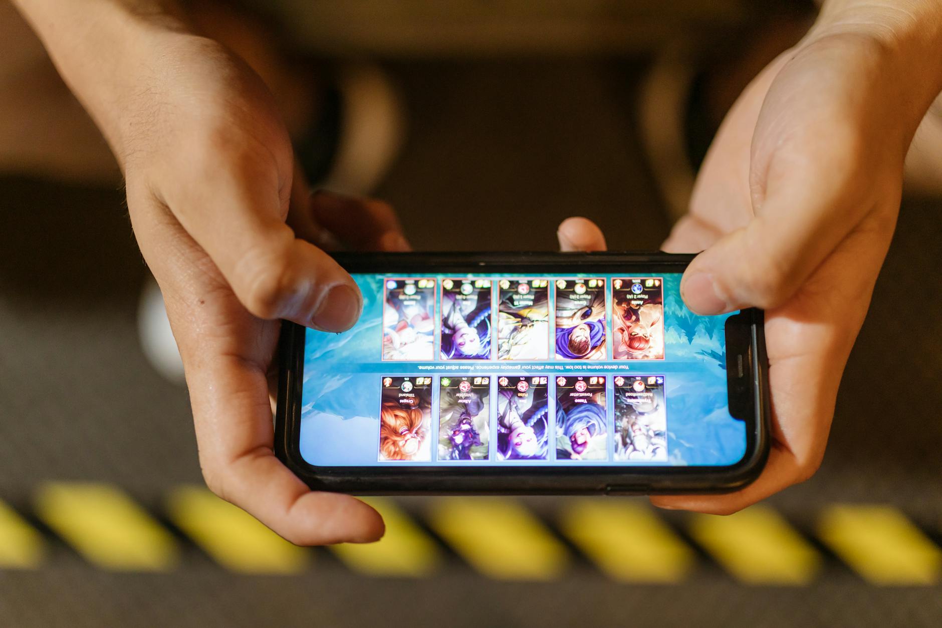 Người dùng đang cài đặt ứng dụng giải trí trên điện thoại